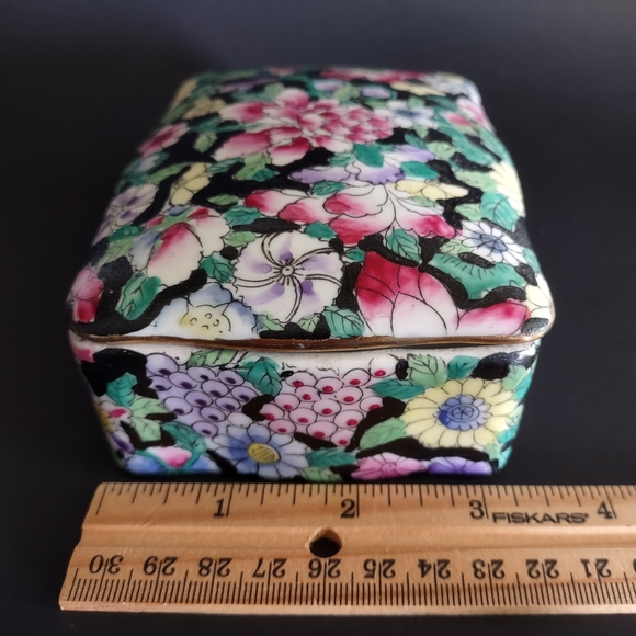 ‼️SOLD‼️ Handpainted 'Thousand flowers' Chinese Porcelain Ceramic Trinket Box - Picture 7 of 11